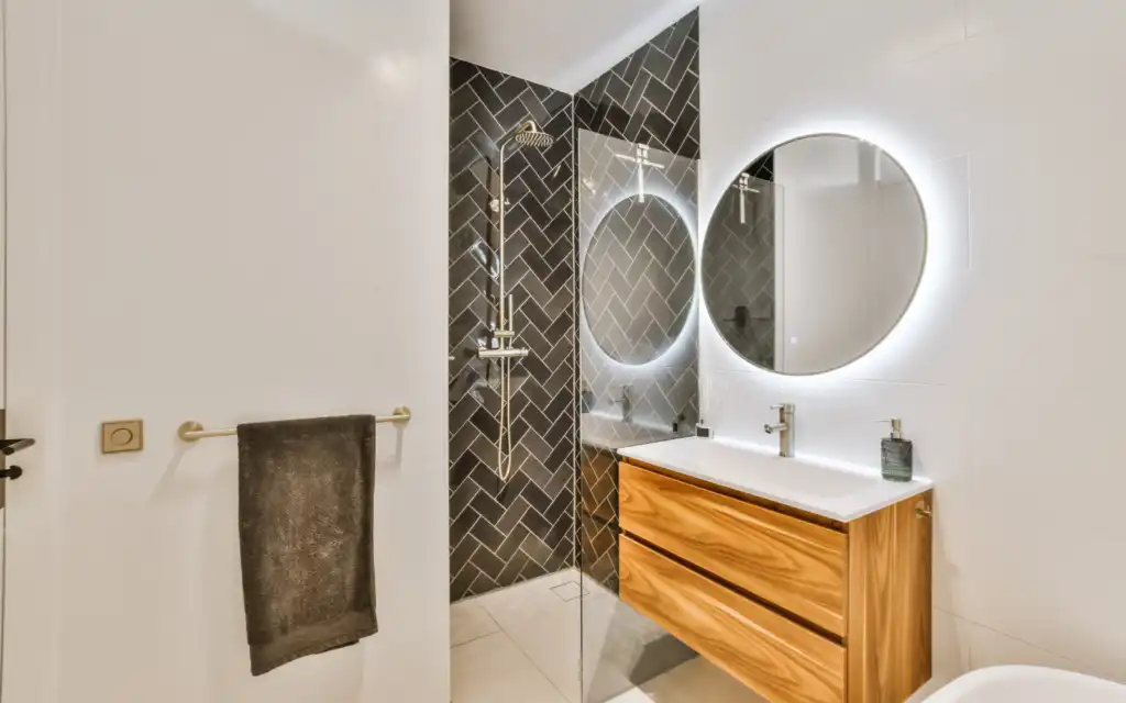 Modern-bathroom-fitted-in-portsmouth-with-custom-tiling