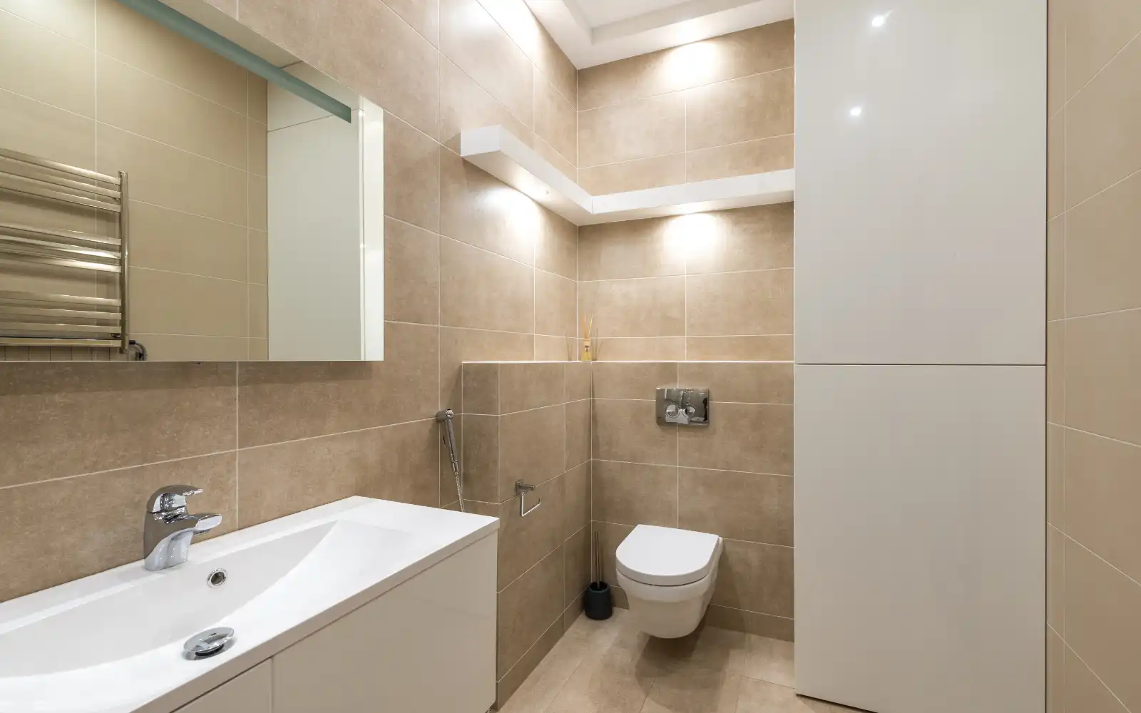 Modern-bathroom-lighting